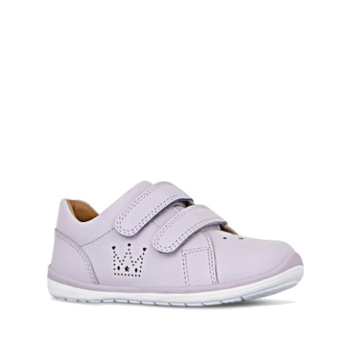 The Clarks Toddlers Macy Lilac Leather Trainer is a light purple girls’ sneaker with two velcro straps, a white sole, and a crown with dots detail on the side. This comfy kids' shoe is displayed against a plain white background.
