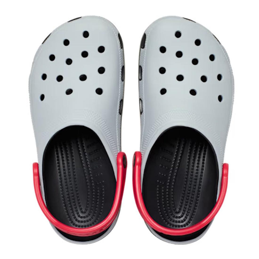 Grey clogs with black soles and red straps on a white background, top down view,
198445167379,
198445167386,
198445167393,
198445167409,
198445167416,
198445167300,
198445167317,, 46022, 198445167379, 198445167386, 198445167393, 198445167409, 198445167416
