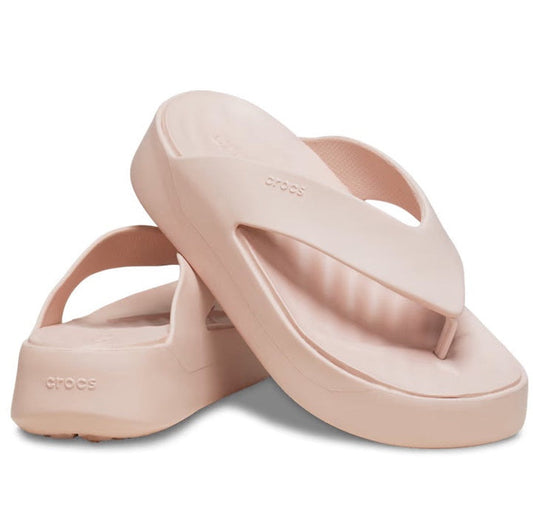 Crocs Womens Getaway PLATFORM Flip Sandal in Quartz Pink, with comfy thick soles and secure wide straps—perfect for family outings.  ksnz