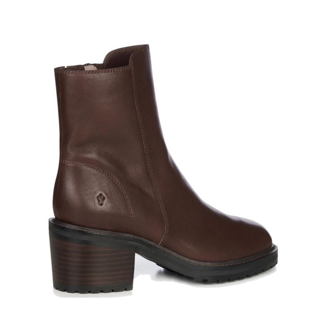 A heel shot of the womens Zeil EMU boot in walnut brown showing the embossed EMU logi anf lokking forward to the front of the boot.,
9330071964217,
9330071964224,
9330071964231,
9330071964248,, 44298, 9330071964217, 9330071964224, 9330071964231, 933007196