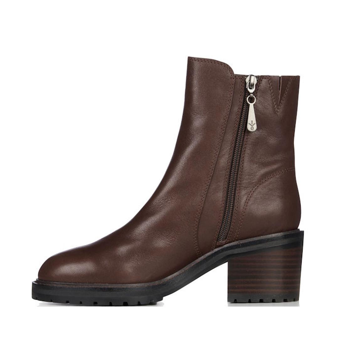 The right foot inner side view of the EMU Zeil brown leather ankle boot shwoing the zip entery with the EMI logo metal zip pull piece.,
9330071964217,
9330071964224,
9330071964231,
9330071964248,, 44298, 9330071964217, 9330071964224, 9330071964231, 933007