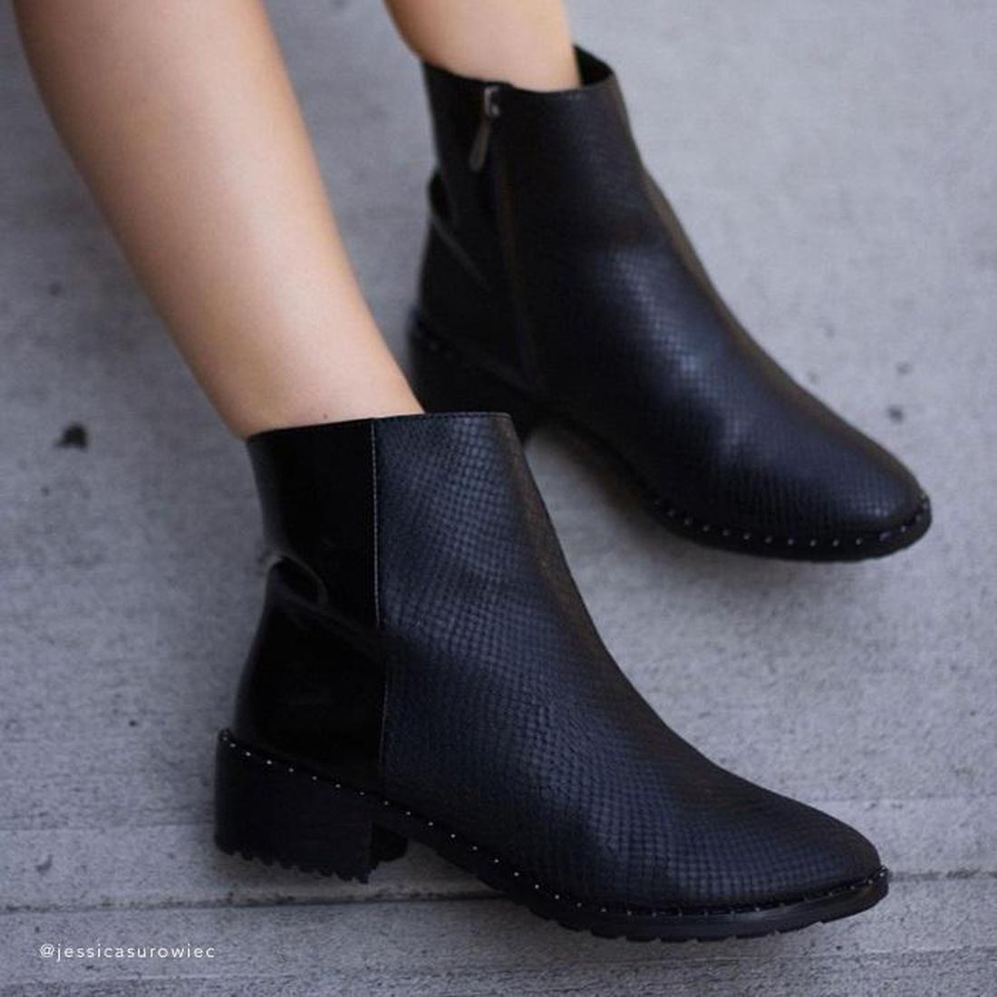 EMU NZ Emu Women's Roxby Black Waterproof Chelsea Ankle Boots with low heels, easy pull-on closure, and silver studded soles.  ksnz