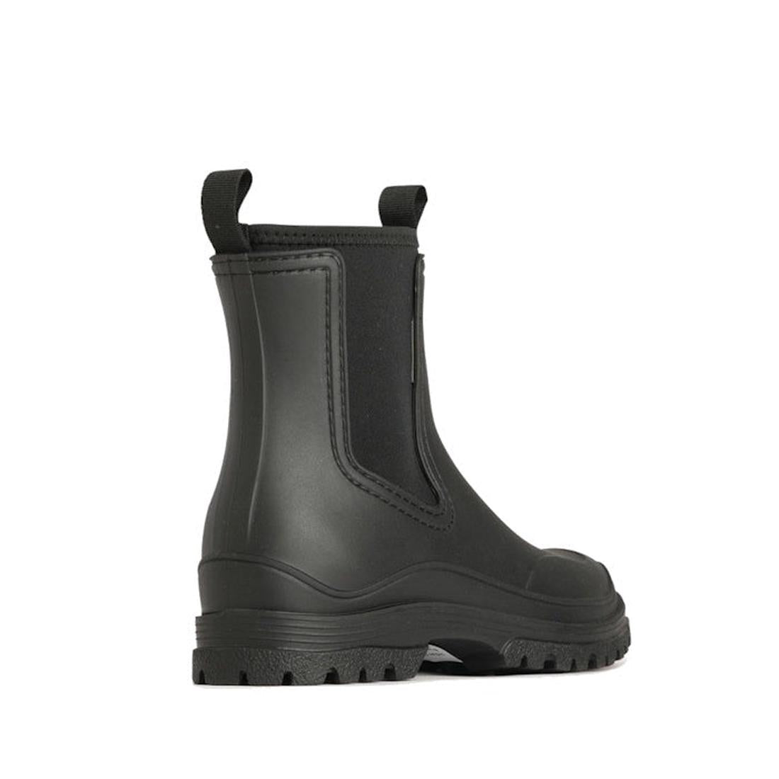 The Los Cabos Amelia Black Ankle Rain Boot is a waterproof kids’ boot with cozy neoprene lining, side elastic, and easy pull tab.  ksnz, 9321191166421, 9321191166438, 9321191166445, 9321191166452, 9321191166469, 9321191166476, 9321191166483